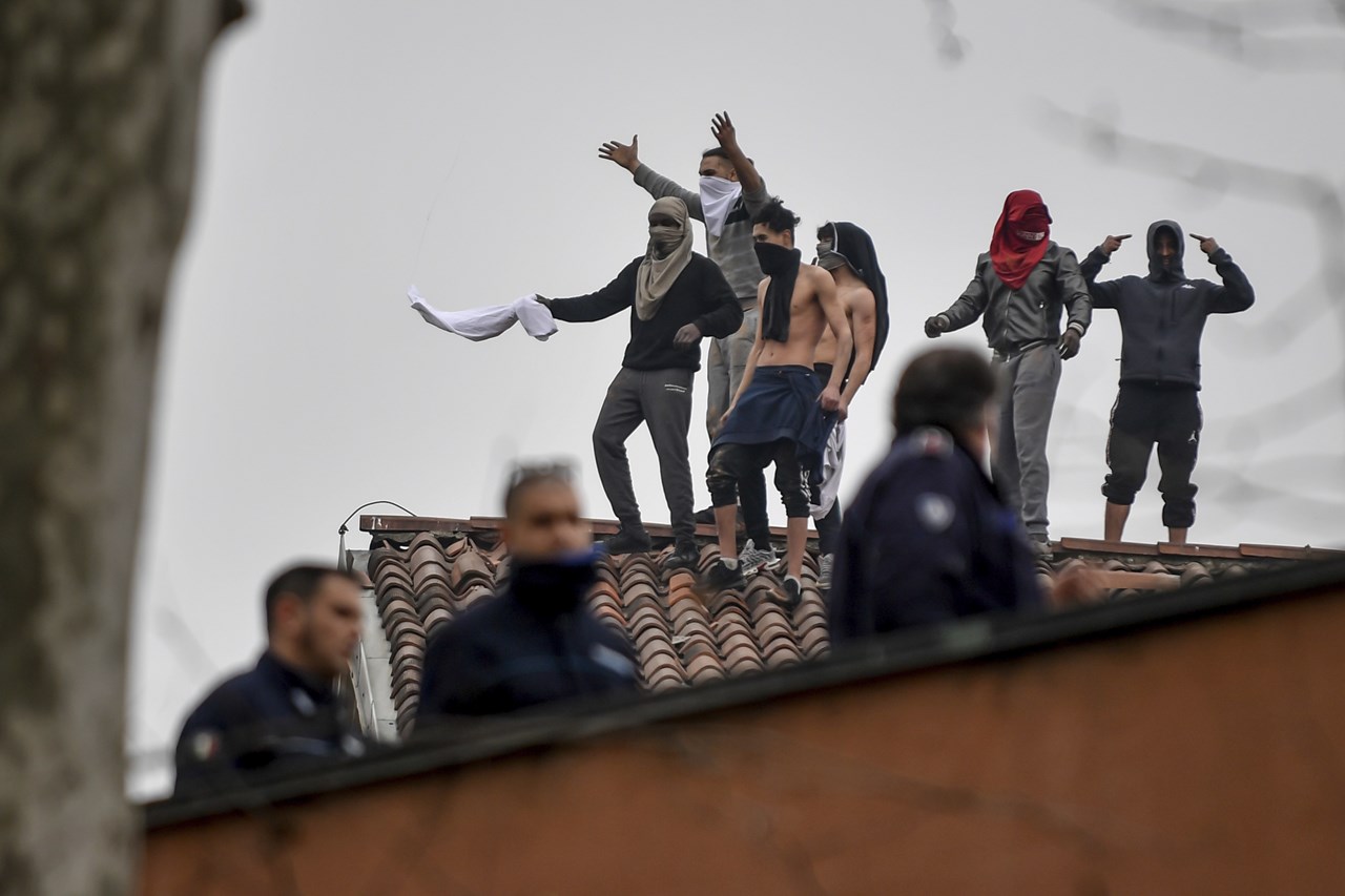 Κρατούμενοι στην οροφή φυλακών εν μέσω της εξέγερσης
