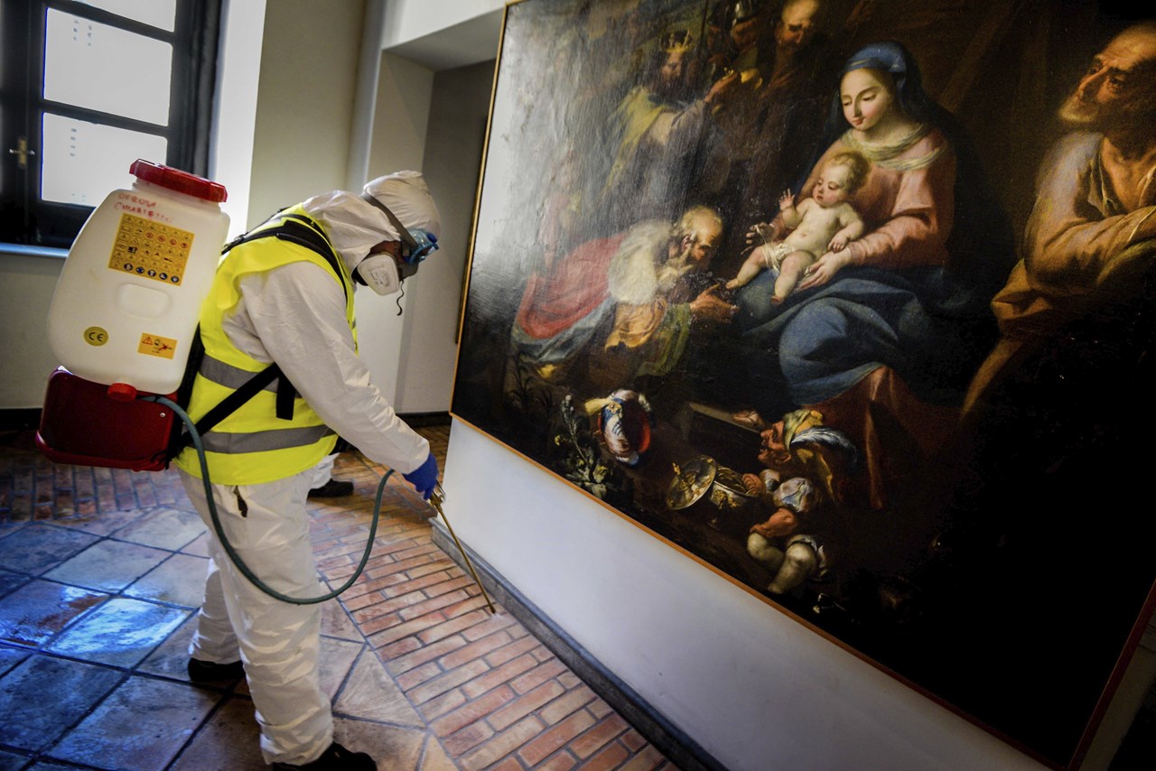 Απολύμανση σε μουσείο στη Νάπολη