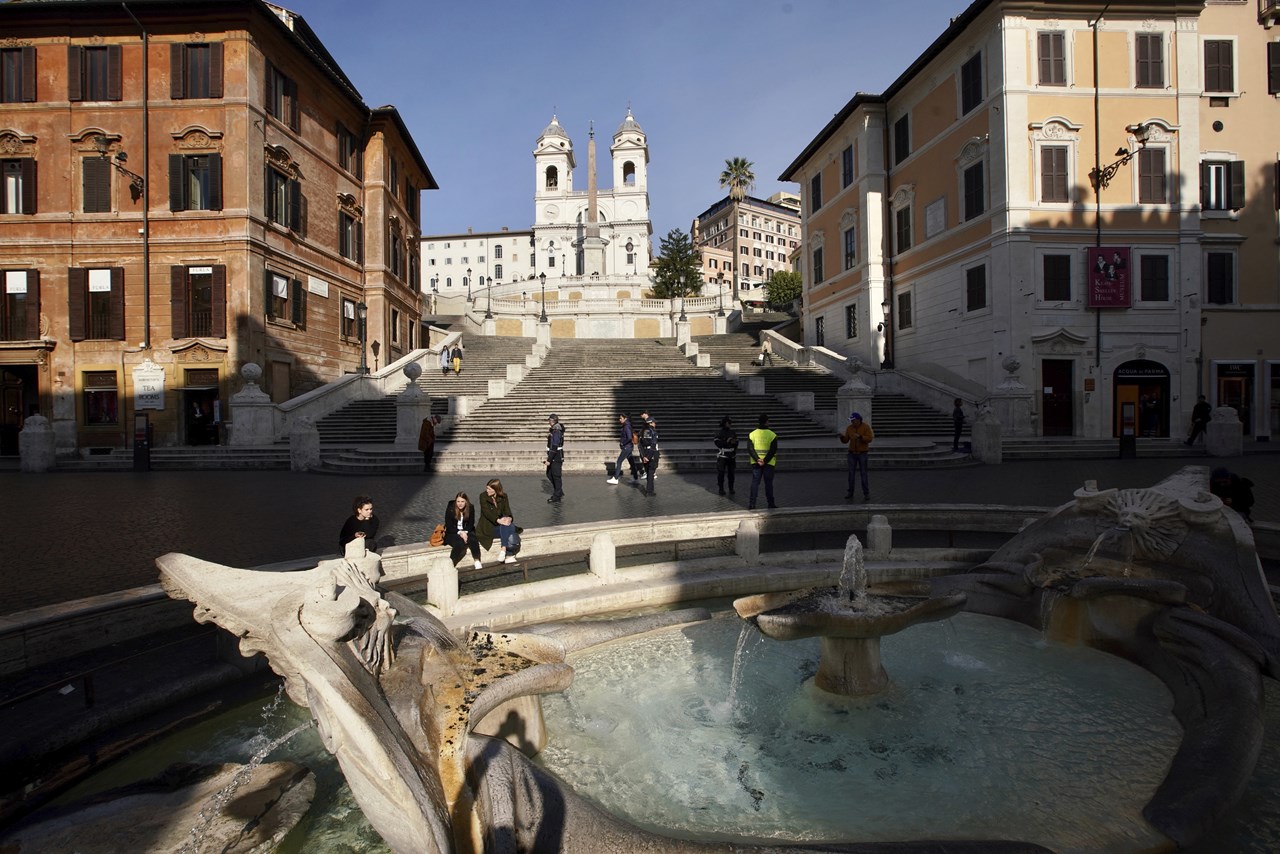 Άνθρωποι κάθονται στην Κρήνη του Σαπιοκάραβου ενώ η κίνηση έχει μειωθεί αισθητά