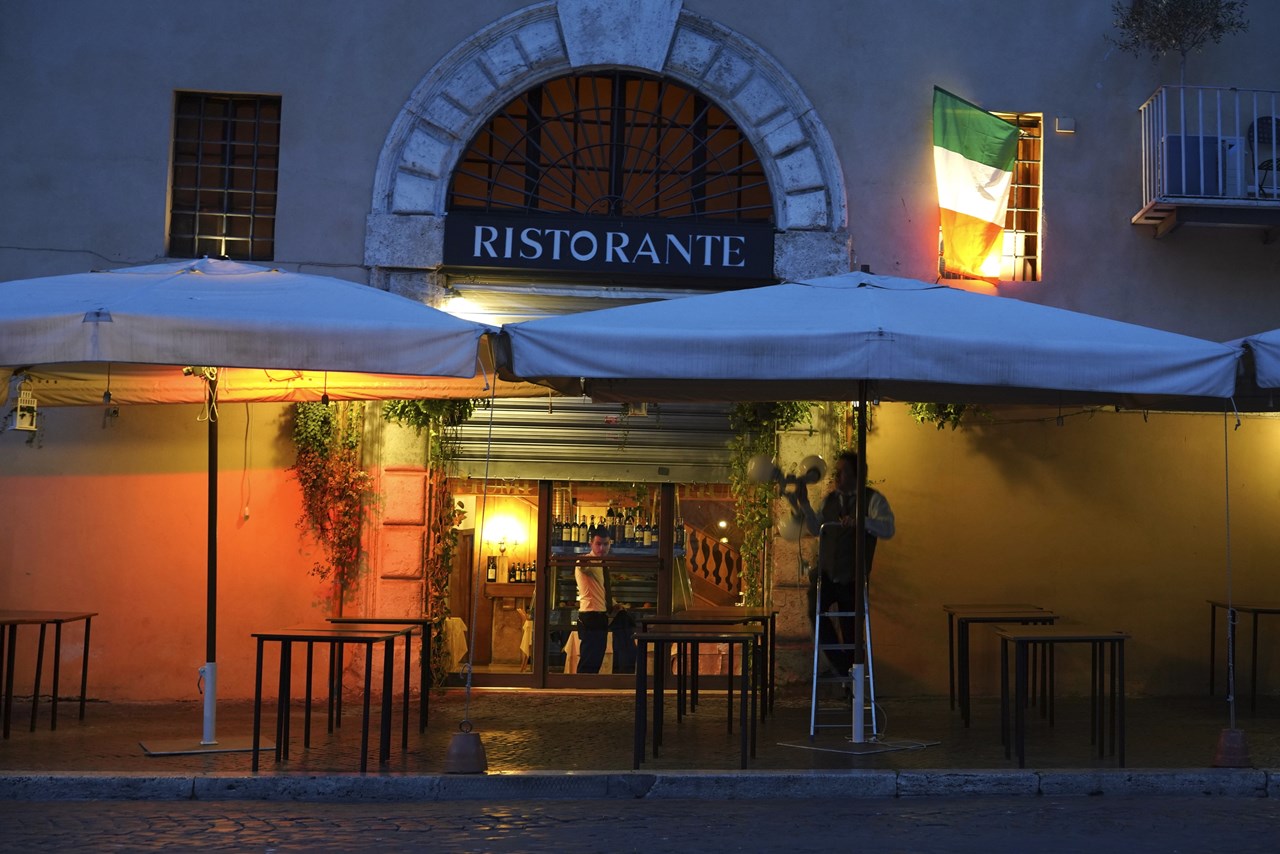 Καταστήματα στη Ρώμη κλείνουν πριν από την καθιερωμένη ώρα αιχμής