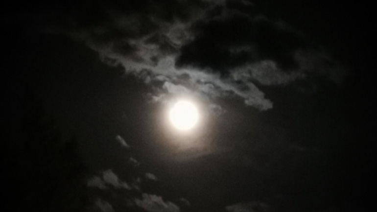 Το φεγγάρι φωτίζει τον ουρανό της Αθήνας