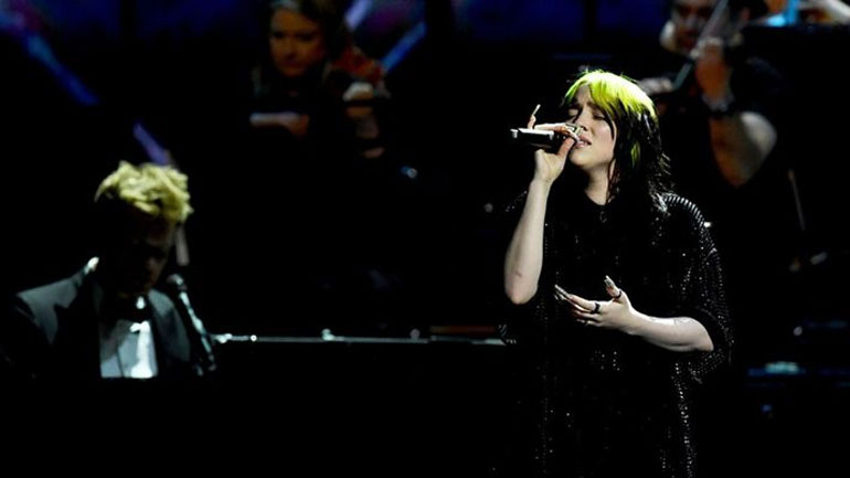 H απάντηση της Billie Eilish για τις επικρίσεις που δέχεται για το σώμα της