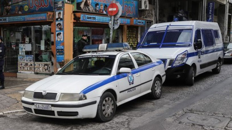 Άνδρας έπεσε από μπαλκόνι εγκαταλελειμμένου κτηρίου στην Ομόνοια – Μυστήριο οι συνθήκες πτώσης του