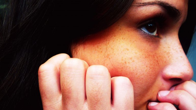 Πώς θα σταματήσετε να αγγίζετε το πρόσωπο με τα χέρια σας