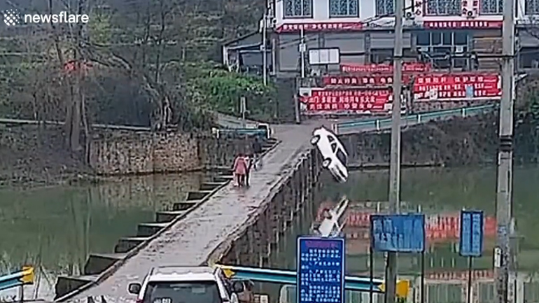 Θα τον βοηθήσει κάποιος! Θα τον βοηθήσει κάποιος!