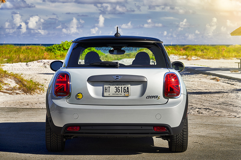 Το λογότυπο με την πρίζα στο πίσω αριστερό μέρος μας δείχνει πως πρόκειται για ηλεκτρικό αυτοκίνητο