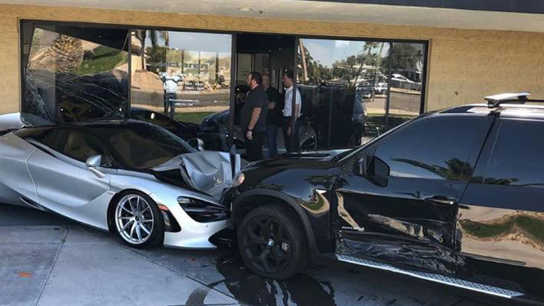 Έπεσε με την X5 στην αντιπροσωπεία της McLaren