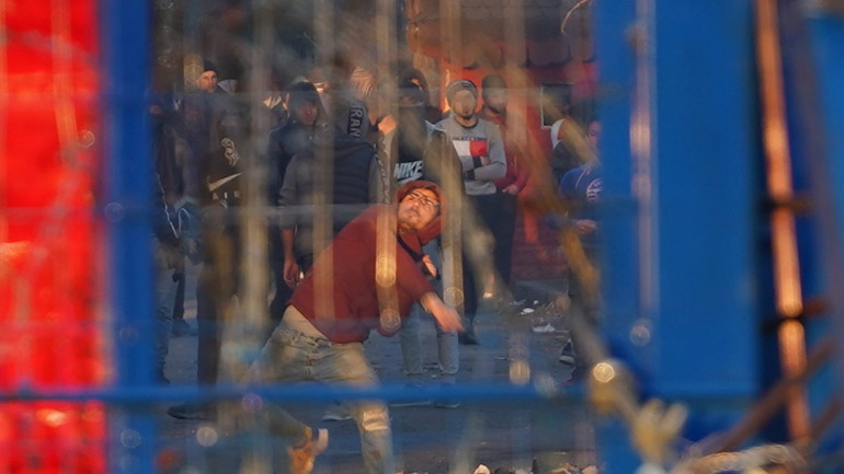 Εικόνες από τα επεισόδια στον Έβρο – Η αύρα και η πυροσβεστική “απάντηση” στις μολότοφ