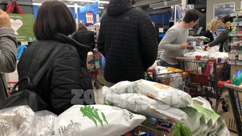 Ουρές παρατηρούνται στα σούπερ μάρκετ