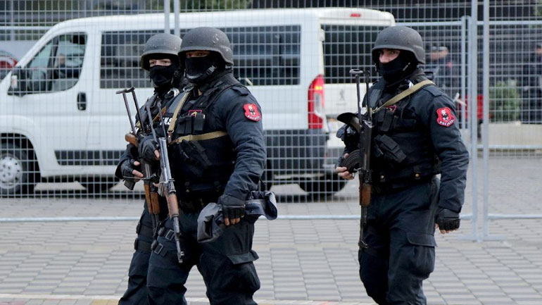 Αλβανία: Στους δρόμους στρατός και αστυνομία στο πλαίσιο εφαρμογή των μέτρων προστασίας από τον κορωνοϊό