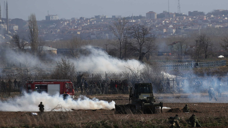 Νέα επεισόδια στον Έβρο – Μετανάστες πετούν δακρυγόνα προς την Ελλάδα