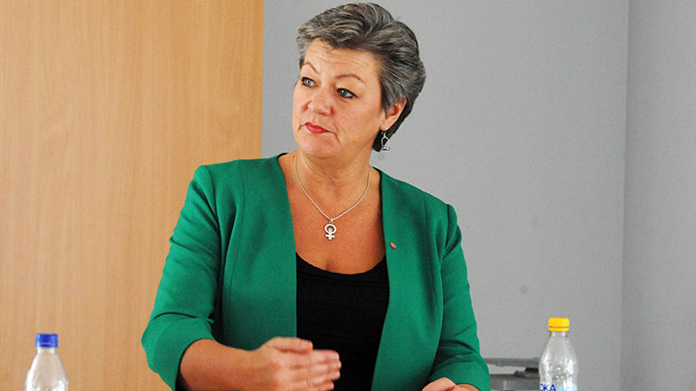 Στο Υπουργείο Μετανάστευσης και Ασύλου βρίσκεται η επίτροπος Ίλβα Γιόχανσον