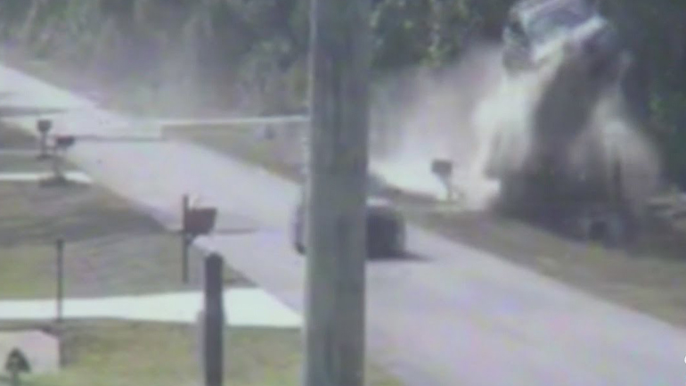 Lexus απογειώνεται σε κατοικημένη περιοχή!