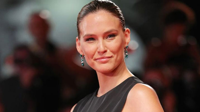 H Bar Refaeli ποζάρει με μπικίνι 3 μήνες μετά τη γέννηση του γιου της