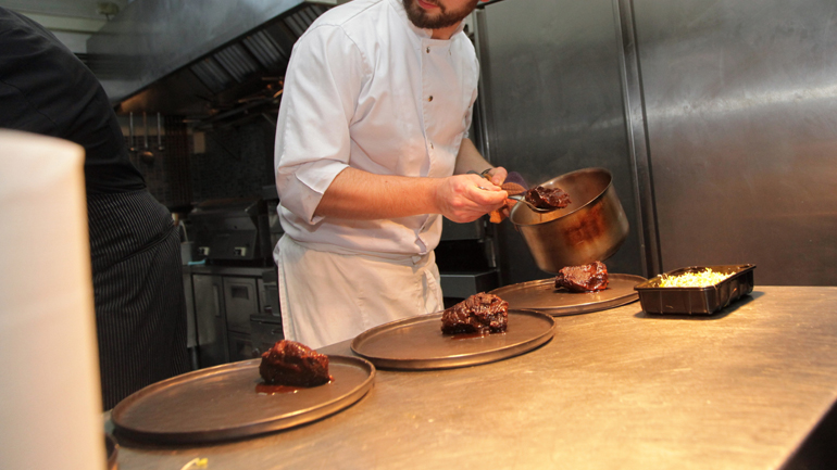 Αλεξανδρούπολη: Μόνο με γάντια η εξυπηρέτηση πελατών σε καφέ και εστιατόρια