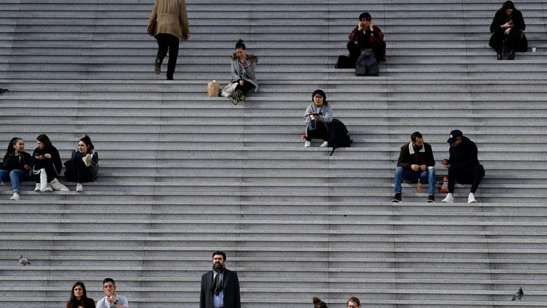 Κορωνοϊός: Η Γαλλία απαγορεύει τις συγκεντρώσεις άνω των 100 ατόμων