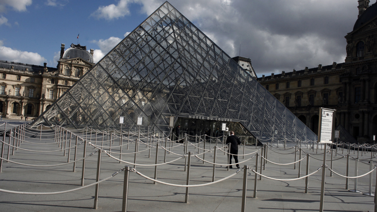 Γαλλία: Πέφτει η αυλαία στο διάσημο Μουλέν Ρουζ – Κλείνει «μέχρι νεωτέρας» το Λούβρο