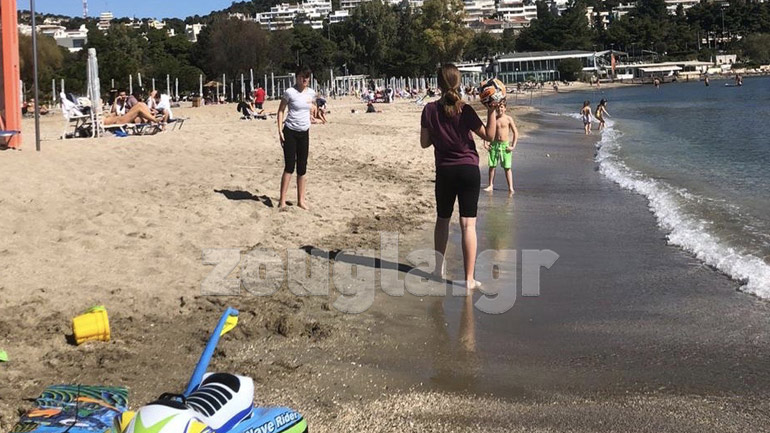 Οι λουόμενοι της Βουλιαγμένης δεν πτοούνται από τον κορωνοϊό Οι λουόμενοι της Βουλιαγμένης δεν πτοούνται από τον κορωνοϊό