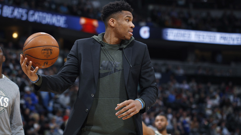 Δωρίζει 100.000 δολάρια στους υπαλλήλους του γηπέδου o Αντετοκούνμπο