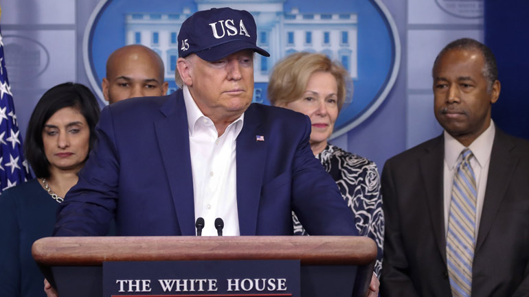 ΗΠΑ: Η κυβέρνηση Τραμπ επεκτείνει σε Ηνωμένο Βασίλειο και Ιρλανδία την απαγόρευση εισόδου