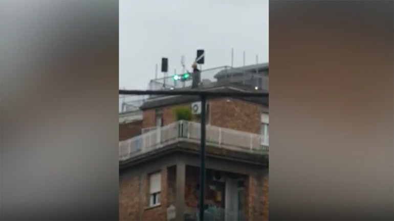 Στα… κεραμίδια οι Ιταλοί, εμψυχώνονται με τον εθνικό ύμνο!