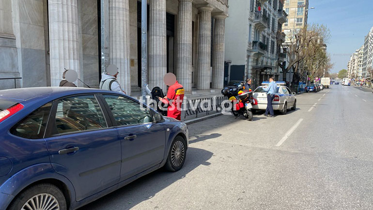 Αυτοκίνητο συγκρούστηκε με μοτοσικλέτα στο κέντρο της Θεσσαλονίκης – Ένας τραυματίας