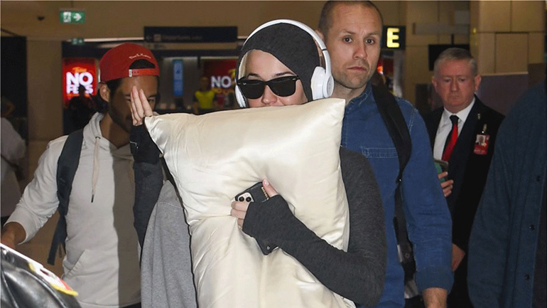 Katy Perry: Αναχώρησε από το Σίδνεϊ με ένα μαξιλάρι αντί για μάσκα κατά του κορωνοϊού
