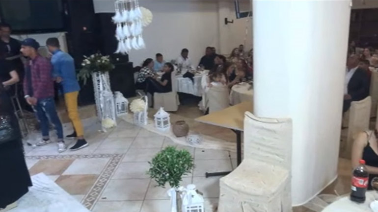 Απίστευτο: Γλέντι αρραβώνα Ρομά σε κέντρο του Βόλου παρά τα μέτρα για την επιδημία