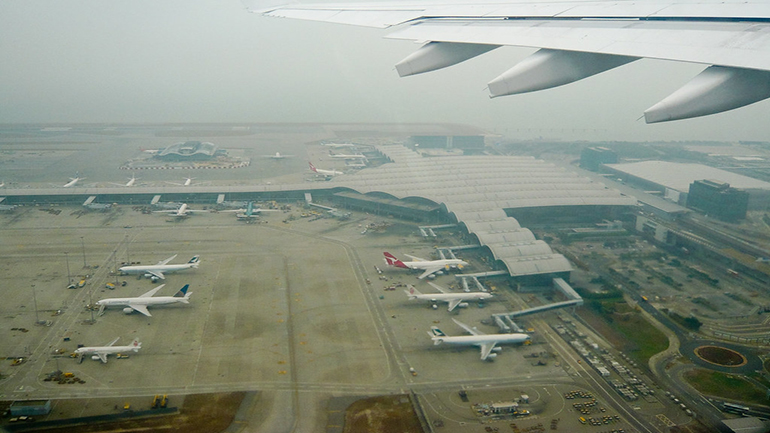 Tο Χονγκ Κονγκ εκδίδει “κόκκινο συναγερμό” για τα ταξίδια σε Ιρλανδία, Βρετανία και ΗΠΑ