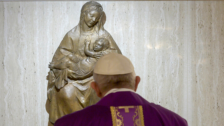 Ο Πάπας βγήκε από το Βατικανό και προσευχήθηκε μπροστά στην εικόνα της Παρθένου για το τέλος  της επιδημίας