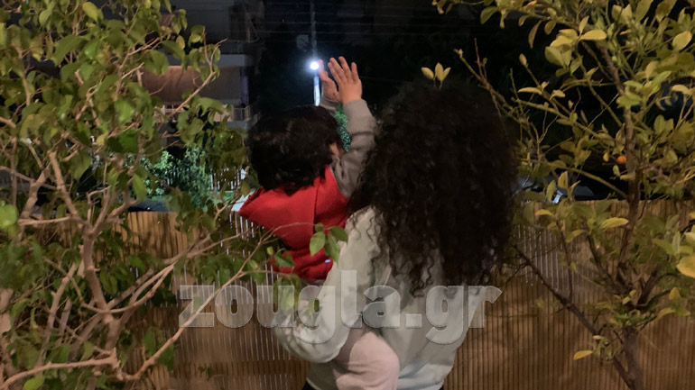 Πολίτες χειροκρότησαν από τα μπαλκόνια ως ένδειξη ευγνωμοσύνης για το νοσηλευτικό προσωπικό!