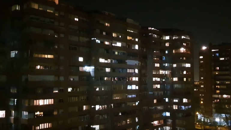 Συγκινητικό: Το χειροκρότημα των Ισπανών στο νοσηλευτικό προσωπικό της χώρας τους