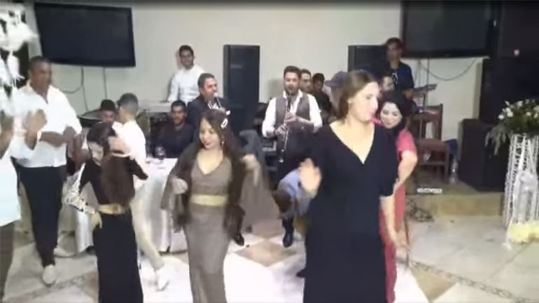 Συνελήφθη ο ιδιοκτήτης του κέντρου στον Βόλο για το γλέντι αρραβώνα των Ρομά