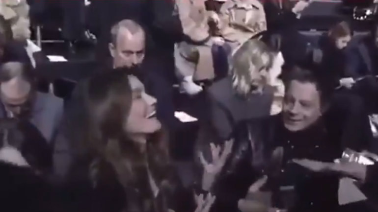 Απρέπεια από την Κάρλα Μπρούνι: Σαρκάζει τον βήχα των ασθενών του κορωνοϊού