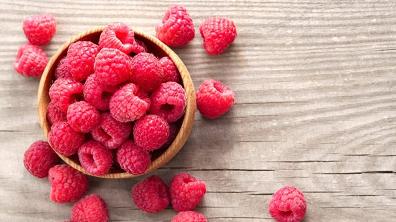 Γιατί πρέπει να εντάξετε τα βατόμουρα στη διατροφή σας