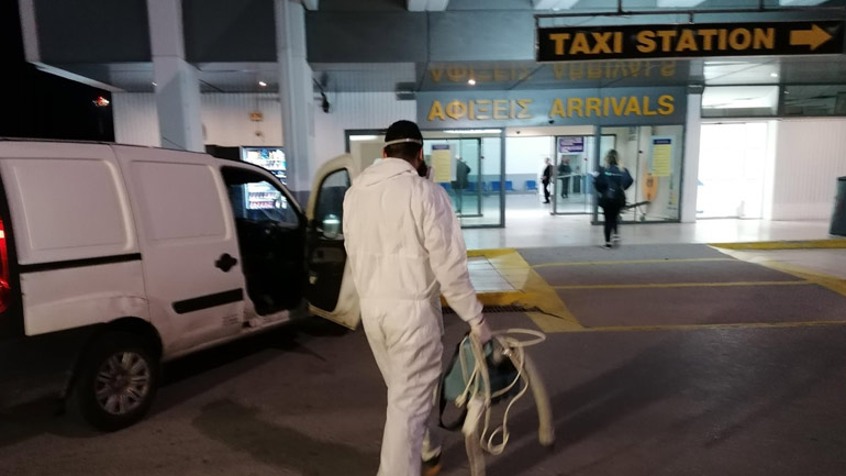Προληπτική απολύμανση στο αεροδρόμιο Ηρακλείου – Επιβάτης από Μαδρίτη ένιωσε αδιαθεσία