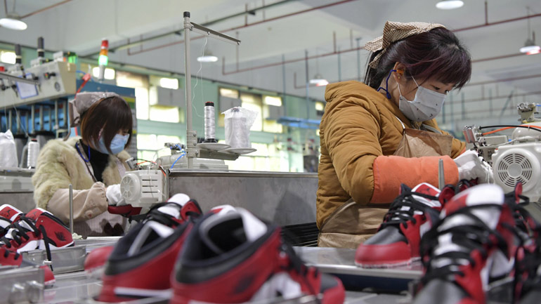 Κορωνοϊός: Συρρίκνωση της βιομηχανικής παραγωγής στην Κίνα για πρώτη φορά από το 1990