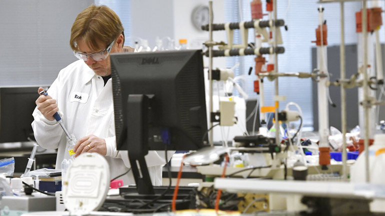 Covid-19: Ξεκινούν σήμερα στις ΗΠΑ οι κλινικές δοκιμές εμβολίου