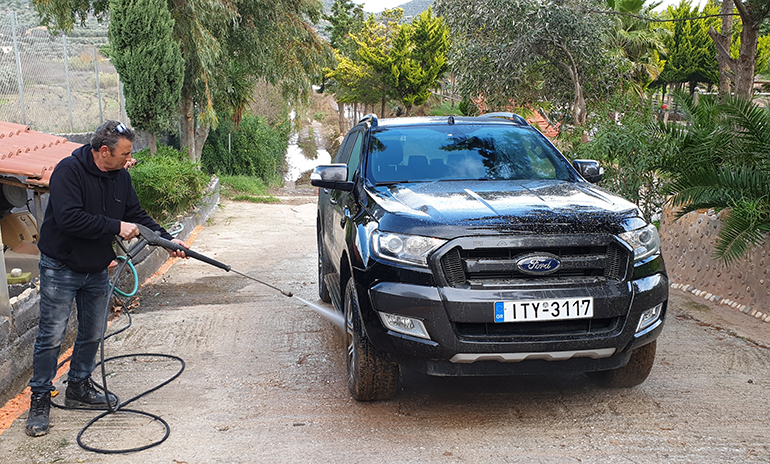 Η Ford Motor Hellas δίνει πολύ μεγάλη βαρύτητα στην καθαριότητα και την απολύμανση των οχημάτων της (φωτό αρχείου με το Ranger 3.2 και τον Στέφανο Αττάρτ)