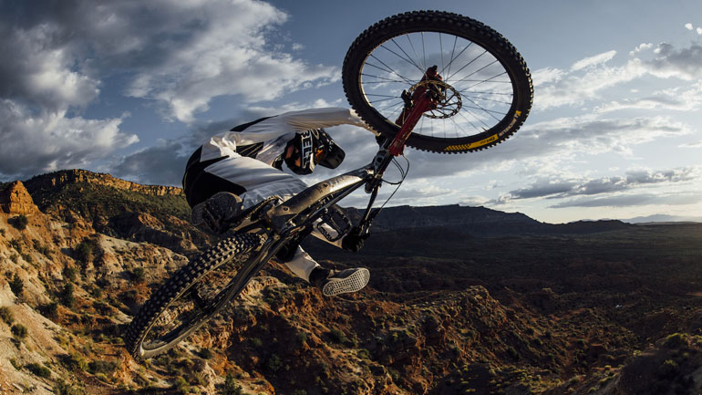 Η Ion παρουσιάζει τα νέα της flat παπούτσια