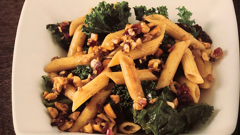 Σαλάτα με πένες ολικής άλεσης, κράνμπερις, kale και κάσιους