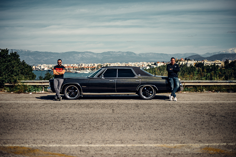 Ο δρόμος που έχουμε μπροστά μας είναι μακρύς αλλά θα τον ξεπεράσουμε... (στη φωτό το Chrysler New Yorker μήκους 6 μέτρων με τον ιδιοκτήτη Δαυίδ Μέριανο - photo: Κοσμάς Μανόυκιαν)