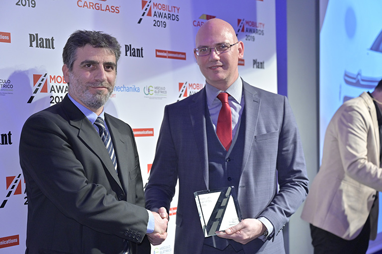 Ο αρχισυντάκτης του gocar.gr  Γιάννης Λημναίος παραδίδει το βραβείο στον Fleet Sales Manager της Citroën Σταμάτη Μπογέα