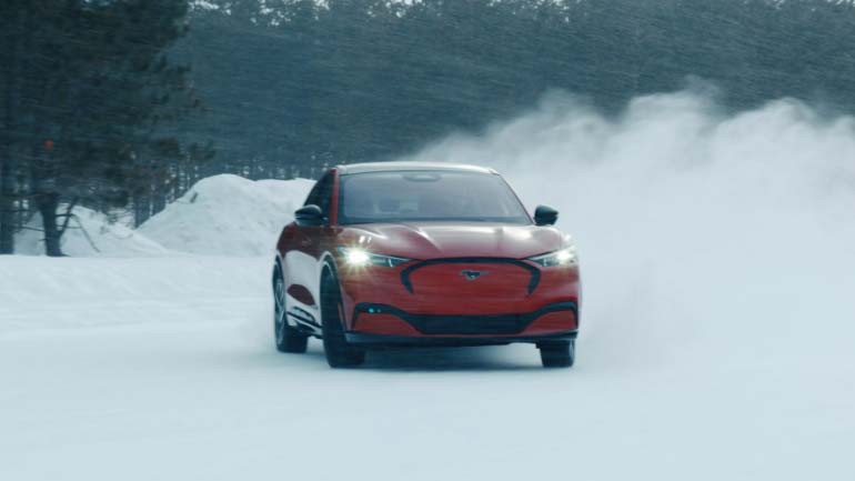 Δείτε τη Mustang Mach-E να ντριφτάρει στο χιόνι