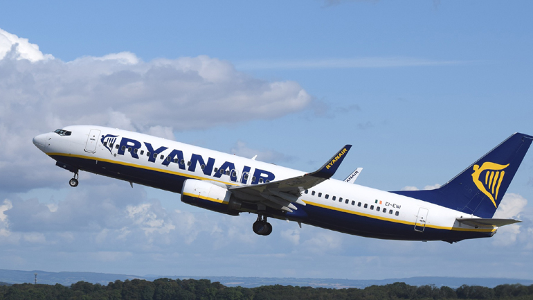 Καθηλώνεται ο στόλος της Ryanair: Μειώσεις πληρωμών και εθελοντικές άδειες ελέω κορωνοϊού