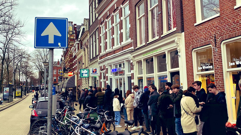 Κορωνοϊός: Ουρές στην Ολλανδία για λίγη κάνναβη