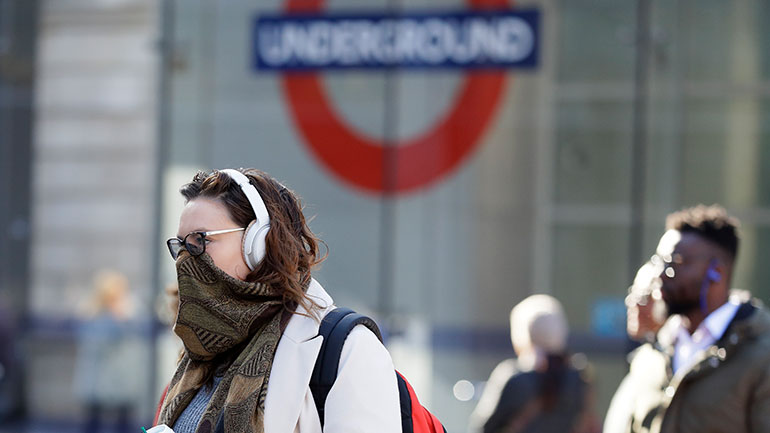 Κορωνοϊός:  Δεν εξετάζει κλείσιμο σχολείων η κυβέρνηση της Βρετανίας