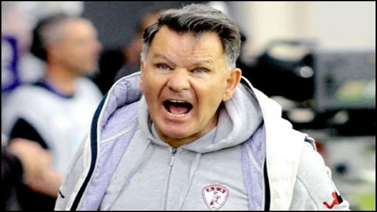 Βυσσινί σίελα, σούζα στον Μαρινάκη