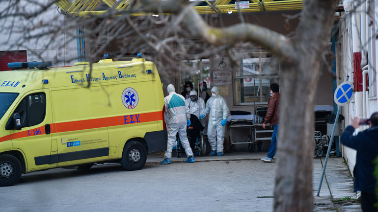 Πρώτη διακομιδή ύποπτου περιστατικού για κορωνοϊό από τη Δαμασκηνιά μετά την καραντίνα