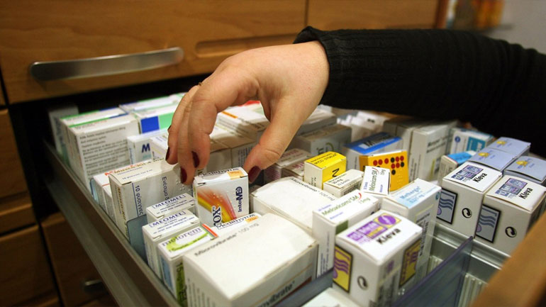 Έλλειψη παρακεταμόλης στα φαρμακεία – Ζητούν μείωση του ΦΠΑ για μάσκες, γάντια και αντισηπτικά